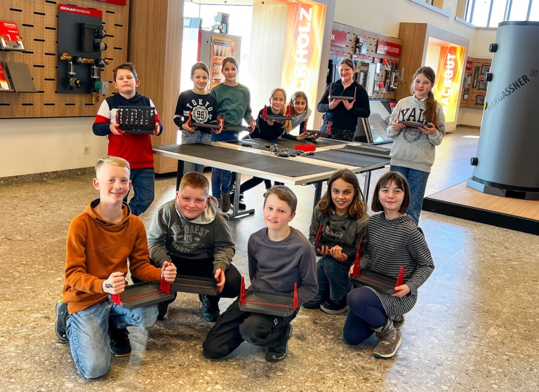 Schüler zeigen stolz ihr Werkstück | Hargassner Patenschaft für die digi.TNMS Altheim