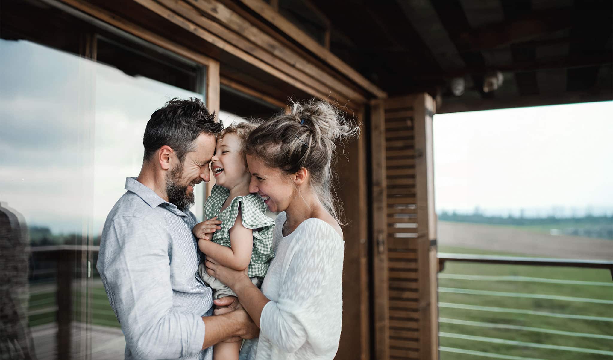 Glückliche Familie auf Terrasse | Hargassner