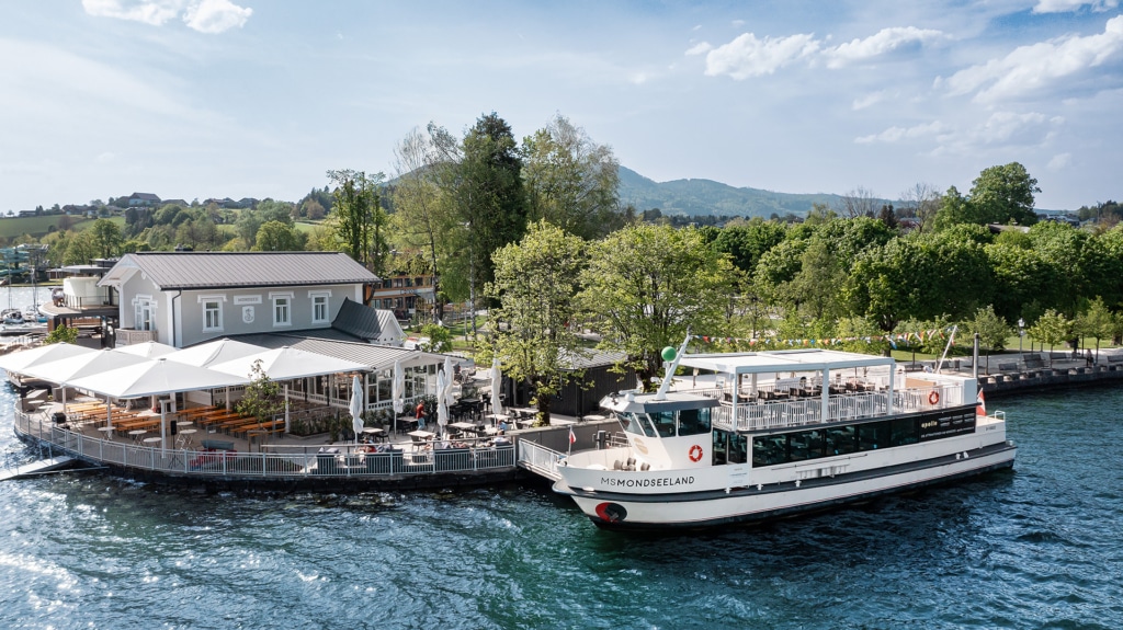 Das Passagierschiff MS Mondseeland steht an der Anlegestelle beim apollo Mondsee bereit.