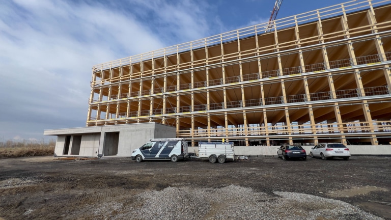 Bau des Holzparkhauses | Update Hargassner Service Center