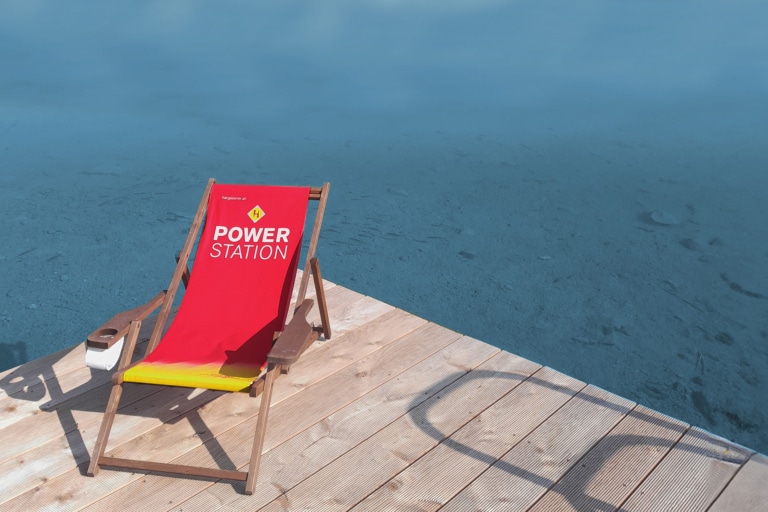 Roter Liegestuhl auf Steg am See | Sommer Betriebsurlaub Hargassner