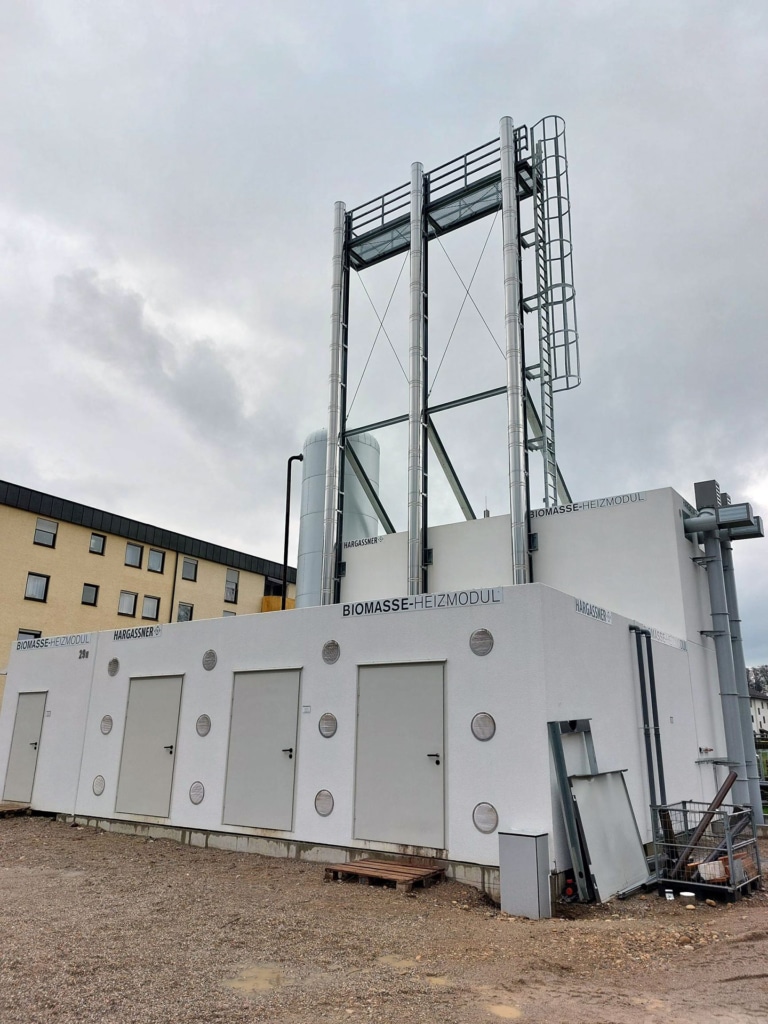 Außenansicht auf Biomasse-Heizmodul | Großbaustelle Hackschnitzelheizwerk in Burgkirchen