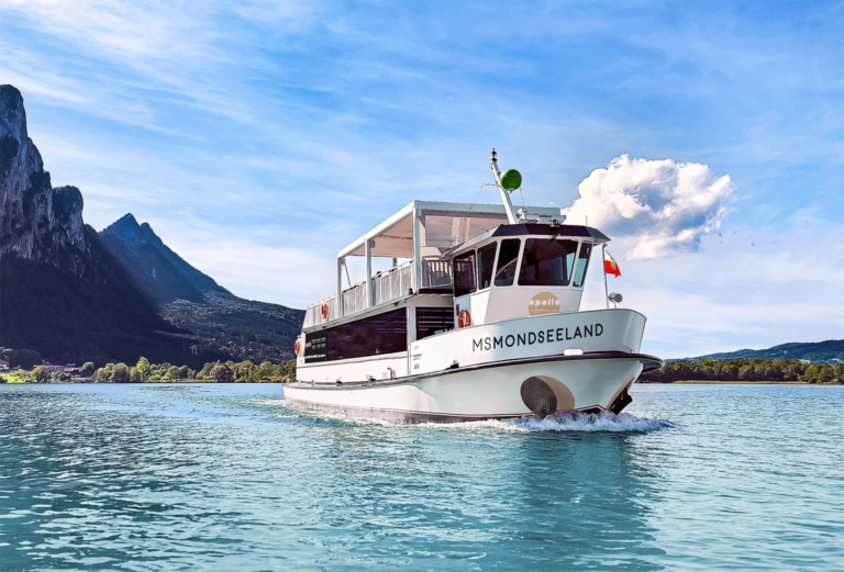 Schiff MS Mondseeland mit Drachenwand im Hintergrund.