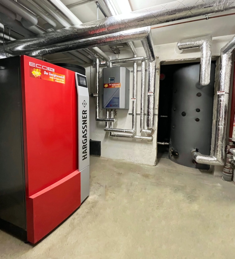 Pelletheizung Eco-PK im Heizraum für Mehrfamilienhaus - eingebaut von Partnerinstallateur Ro-Bi TEC | Referenz Hargassner