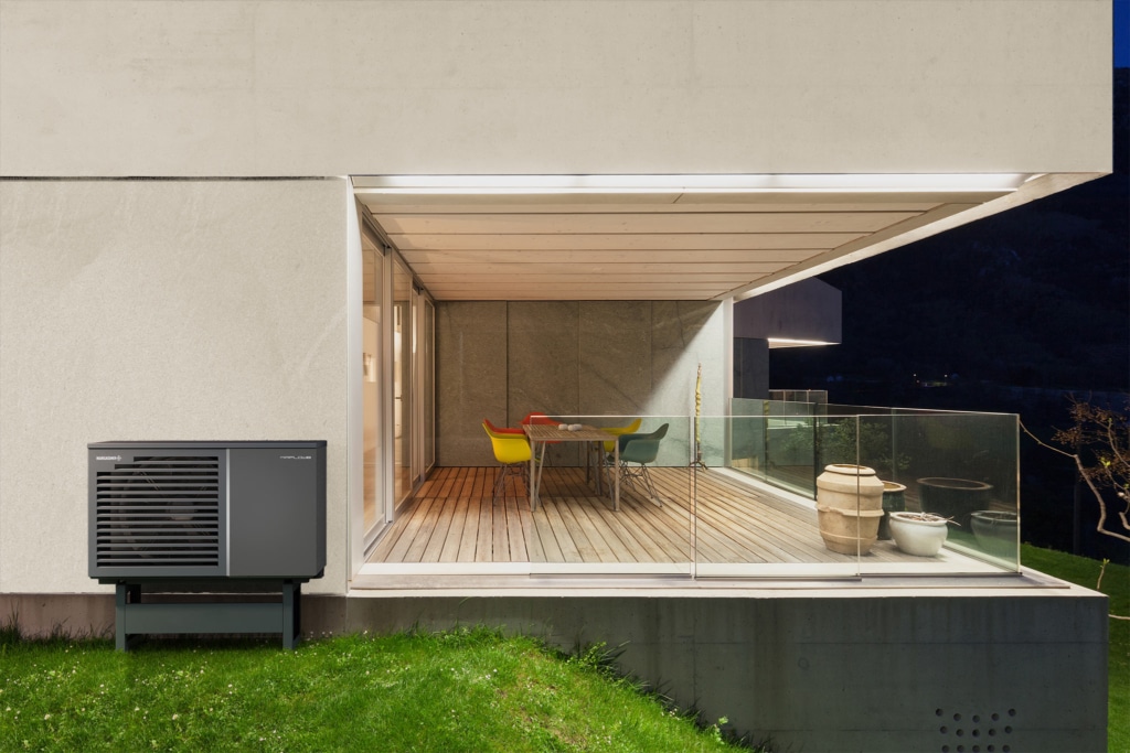 Ansicht Außenmodul Luft/Wasser-Wärmepumpe Airflow-M vor einem modernen Einfamilienhaus mit Terrasse | Hargassner