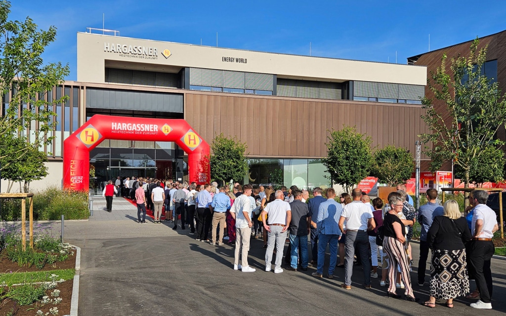 Besucher vor der Energy World bei der großen Hargassner Hausmesse