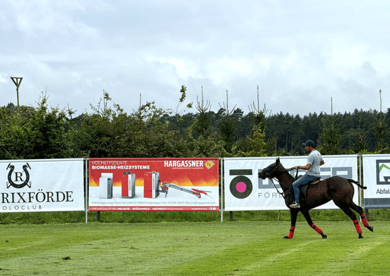 Hargassner Bandenwerbung beim Poloturnier in Gut Rixförde | Foto: Ines von Frantzis