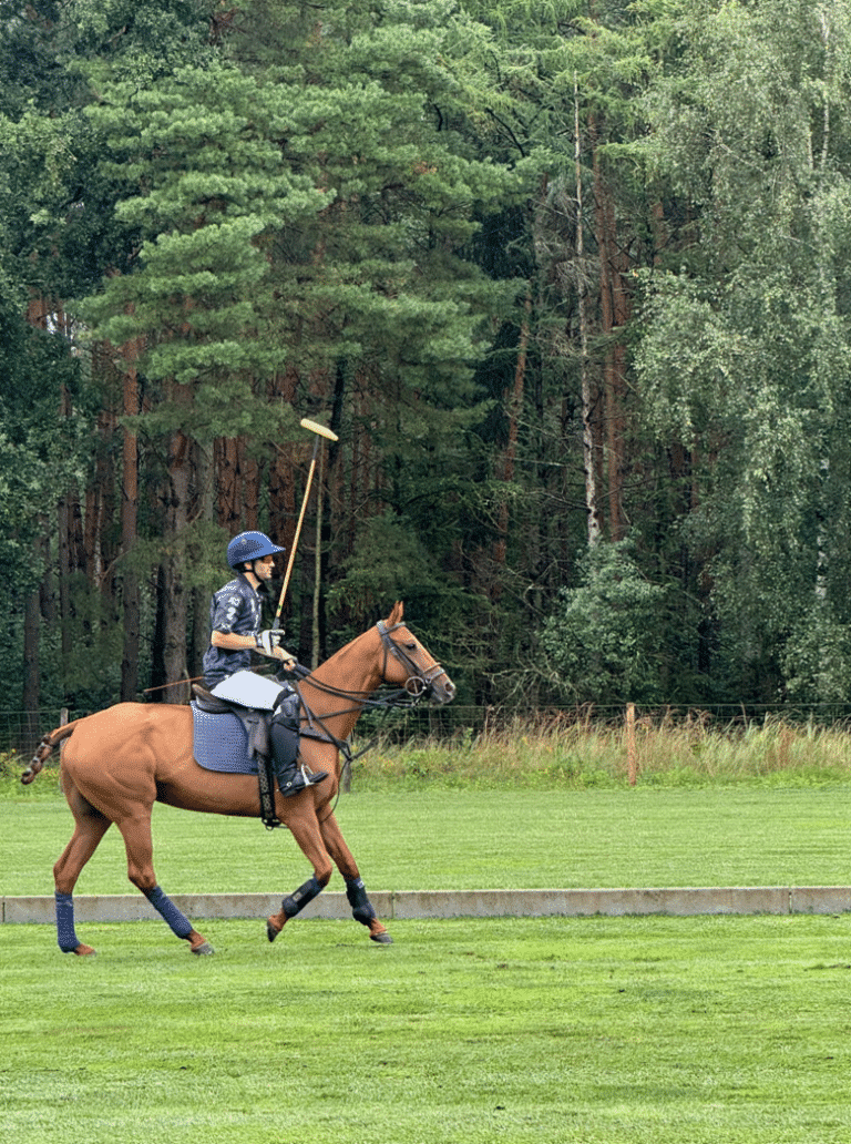 Ein Polospieler auf dem Pferd beim Rixförder High Goal Cup | Foto: Ines von Frantzis